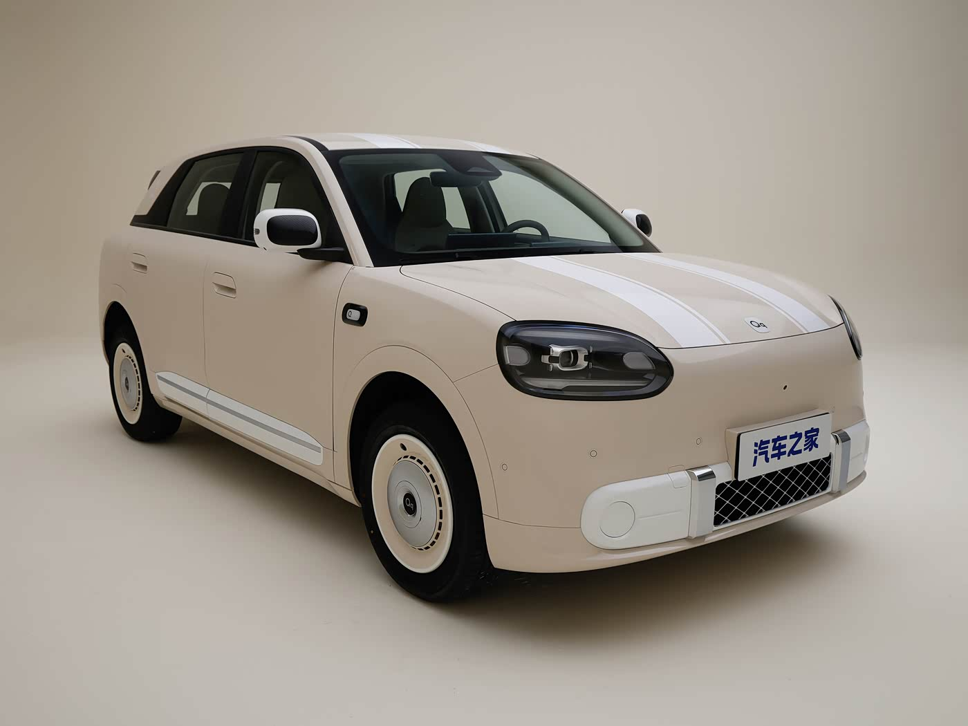 奇瑞QQ3 EV摩登版，续航420km，全系最高配。价格8.89万，车内顶棚+A