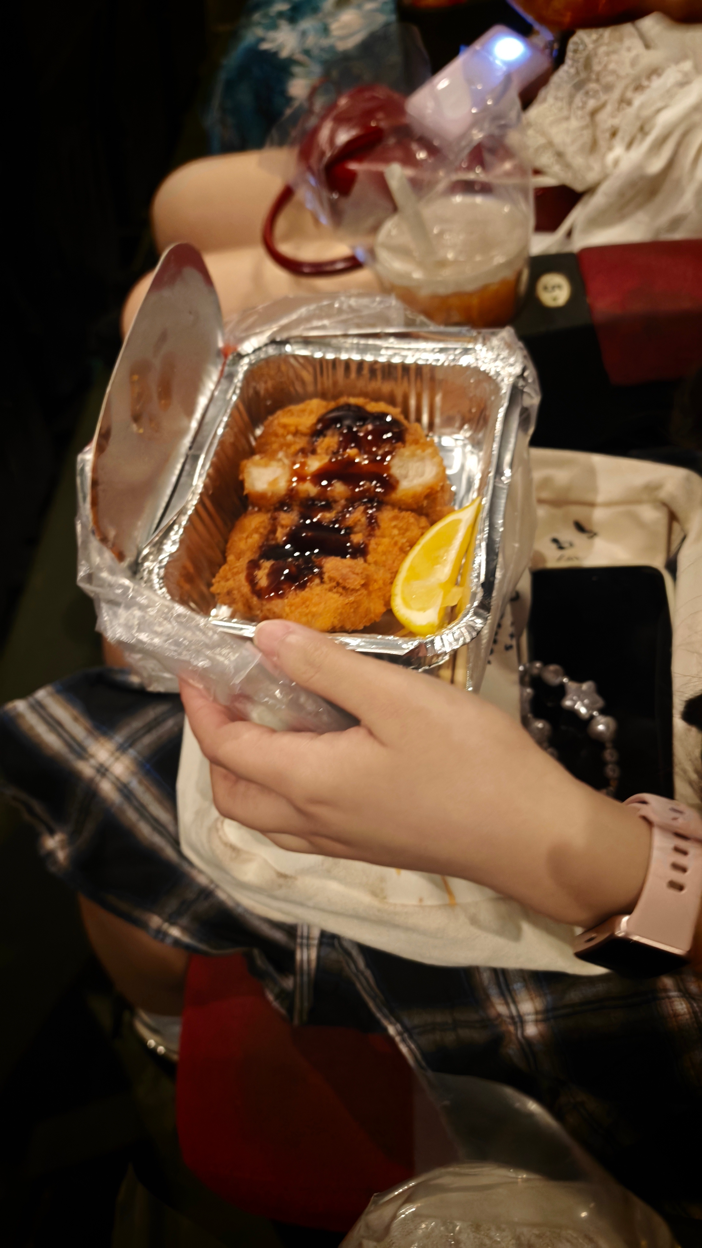 怎么有人看电影带的是炸猪排和煎饺 