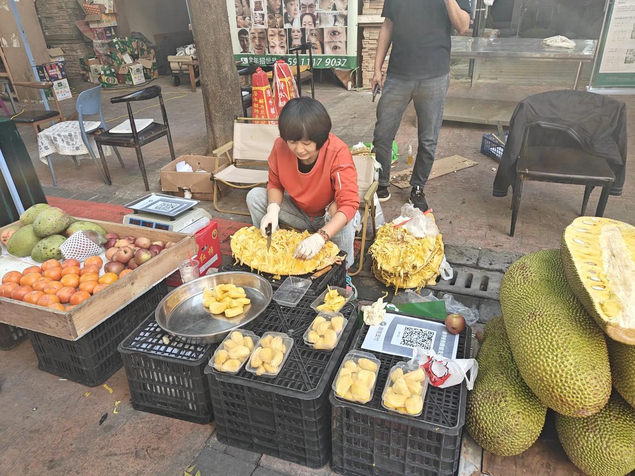 上午写了三个段子，翻了一下去年的两本《收获》杂志，读了一篇短篇小说，感觉写的情节