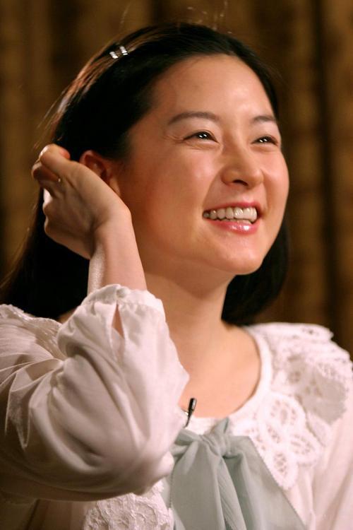 李英爱开直播和网友唠嗑，聊着聊着忽然cue到张凌赫，笑着说自己最近在追他的剧，还