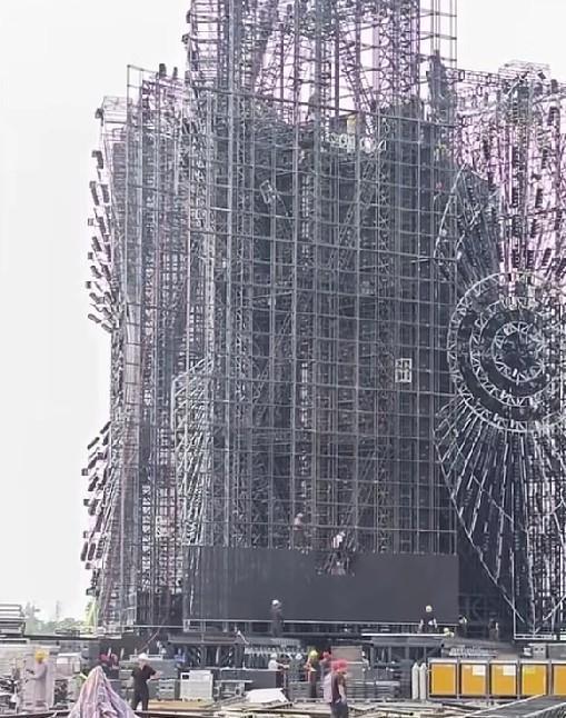 抚仙湖边三座玻璃穹顶被拆了，

网上说是因为“眼睛”太邪门，

还扯上什么共济会