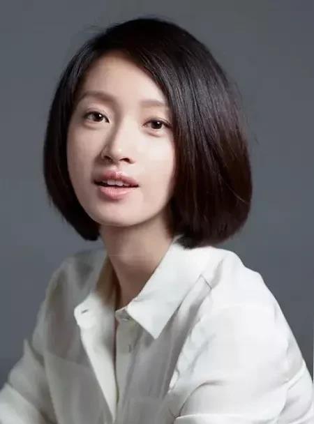剧中的她一出场，太惊艳了！这么高的颜值，居然扮演了一个小三角色。这个人就是沈佳妮