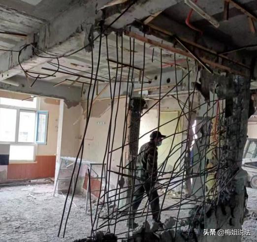 内蒙古满洲里，李某的房子要装修，把拆墙的活交给了张某，可钱的事还没说好张某就开工