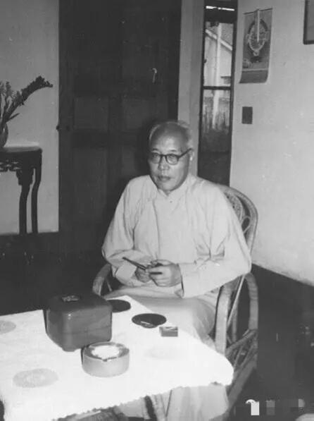 鉴定大家蒋谷孙



 
蒋谷孙，父亲蒋汝藻是南浔巨商、晚清举人，密韵楼当年与刘