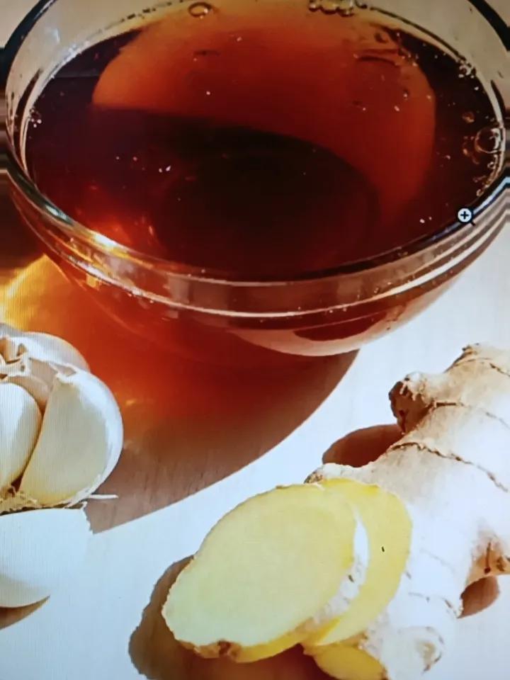 换季的时候，一不留神就着凉，喉咙发紧真难受。不过有个小妙招，俩蒜三姜一块糖，泡水