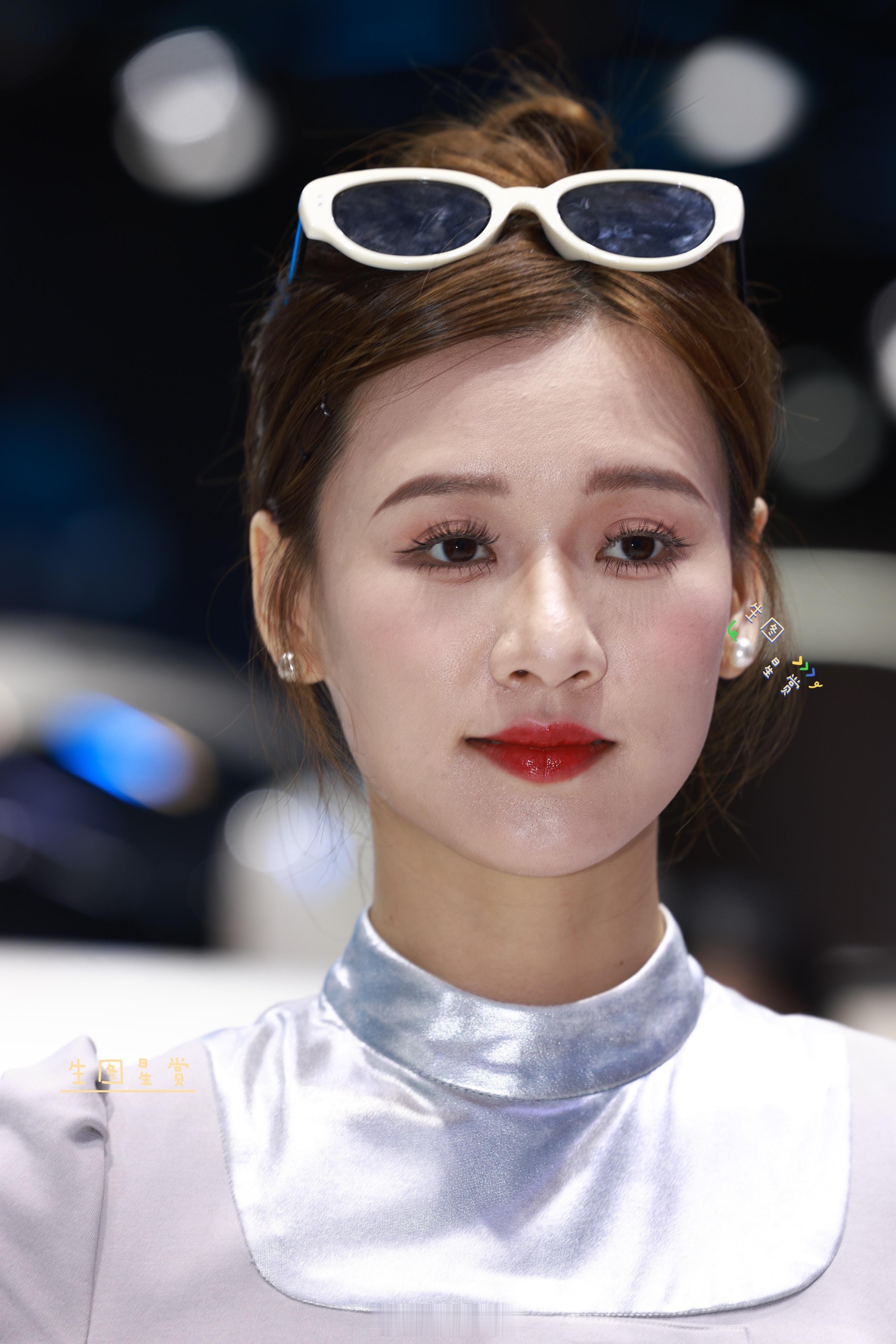 粤港澳大湾区车展两位靓丽车模，赏心悦目[融化] ​​​