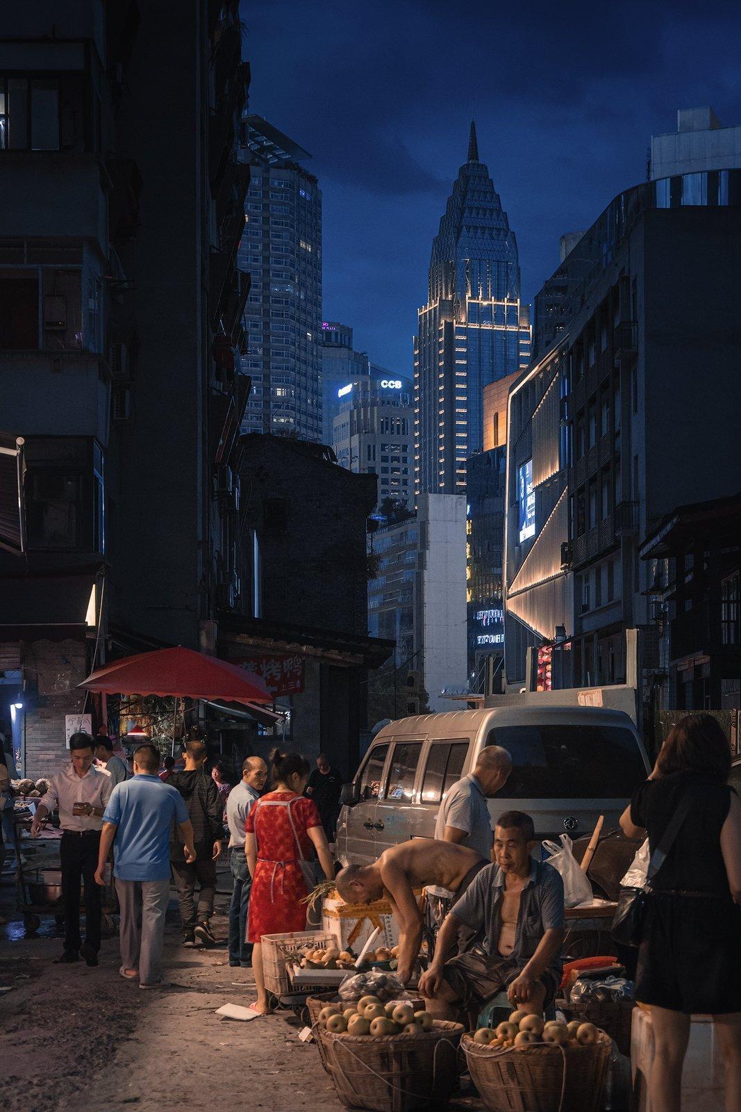 《“城”“市”之间》   传统市集的热闹与现代摩天大楼的宁静共存，就像是时间的交