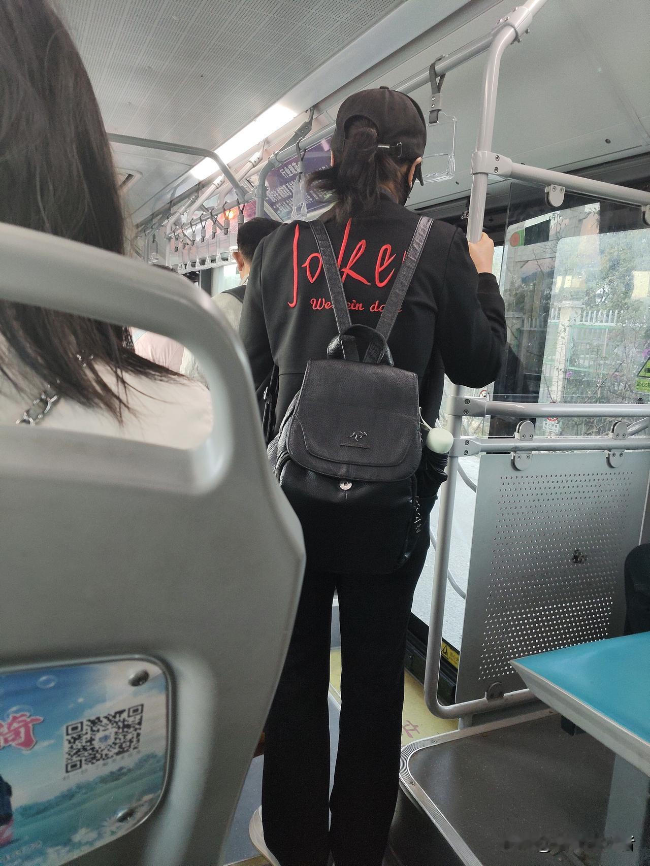 穿衣服不能乱穿，她估计没注意到“Joker”，或者不知道是什么意思。还好是在中国