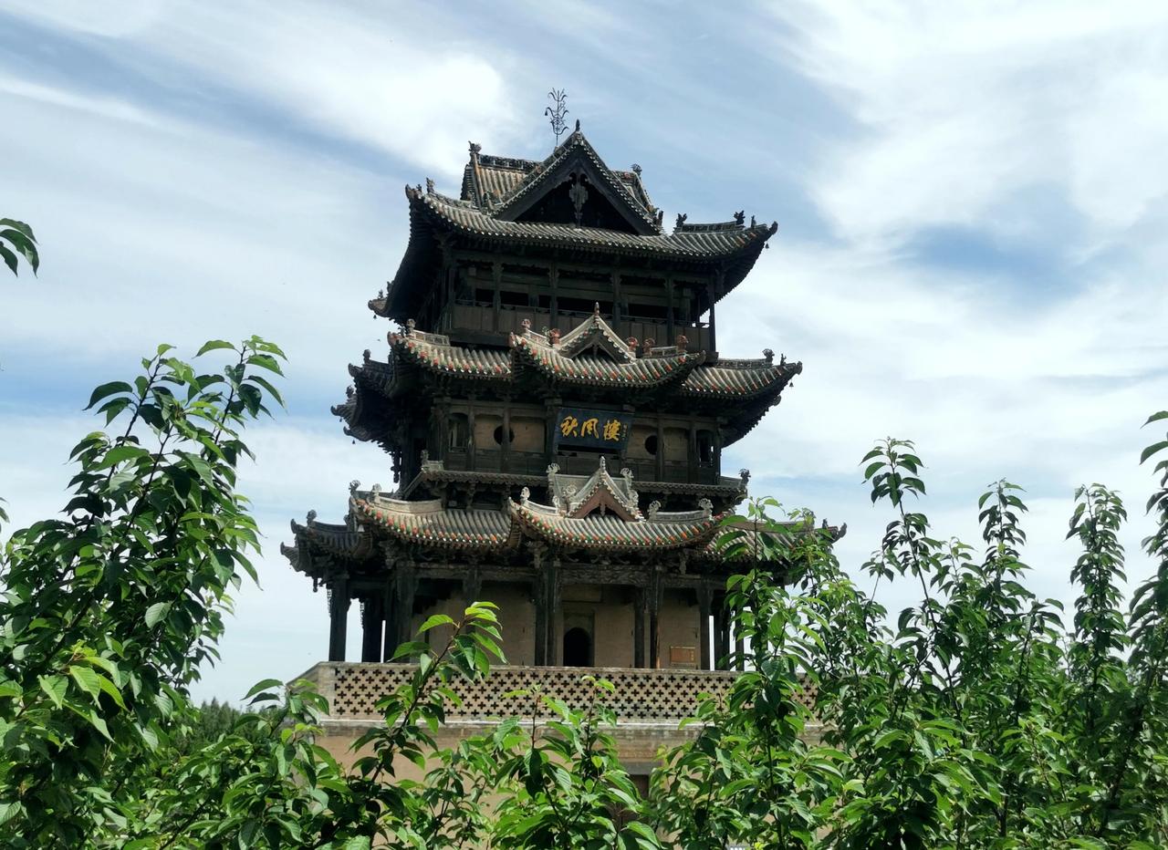 万荣后土祠，最早建于西汉，因多次遭黄河水淹没而移建，最新移建是1870年，因汉武