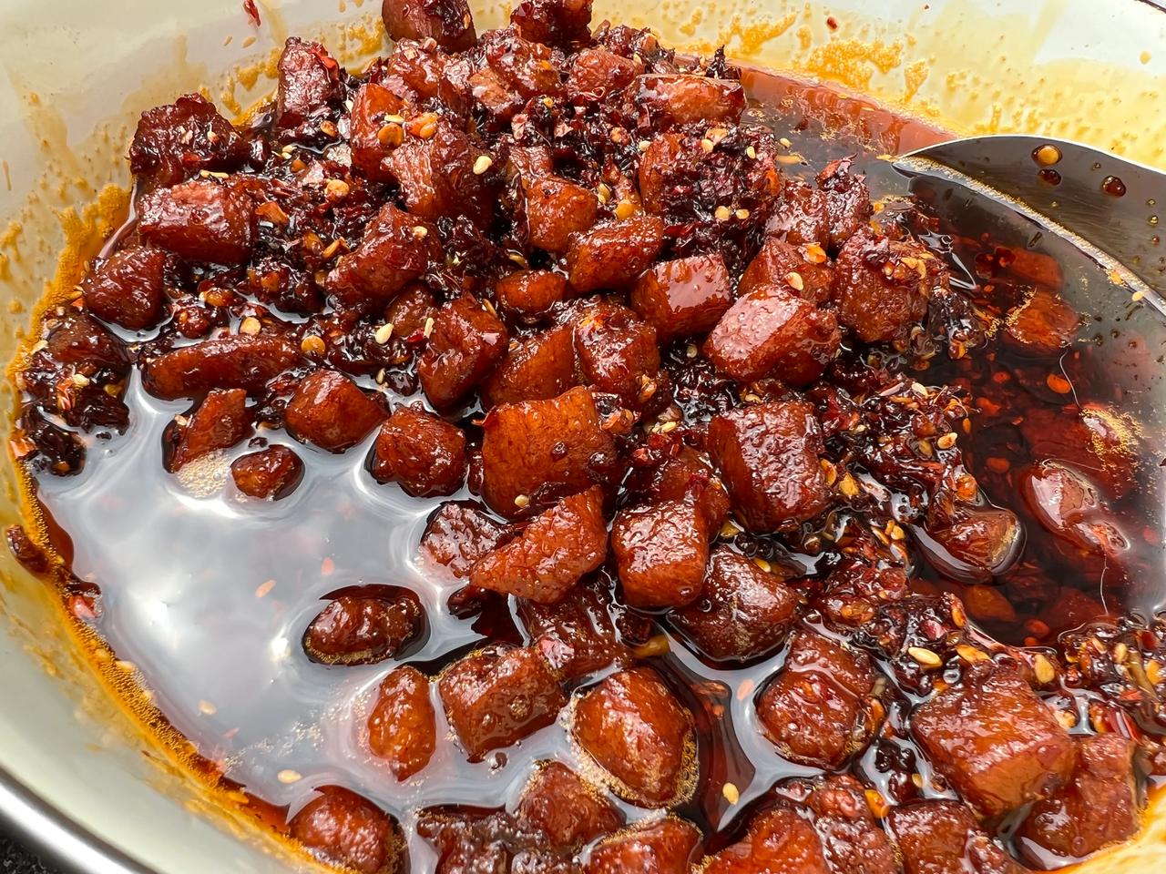 贵州香辣脆哨油辣椒，用来拌饭，拌粉拌面都可以的辣椒，里面是猪肉哦，早餐无肉不欢的