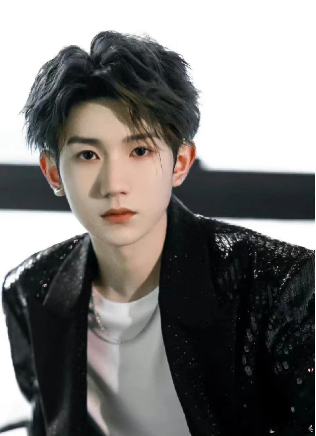 王源三连开为自己感到骄傲王源为自己感到骄傲一曲《骄傲》戳中全场泪点，王源谈及三连
