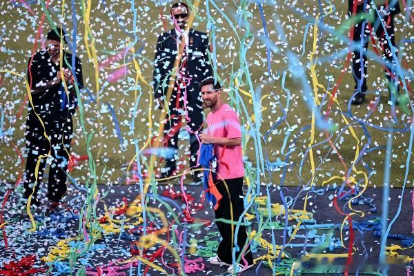 梅西旋风抵达新德里阿根廷球王梅西的印度之行来到最后一站：新德里。38岁的梅西出席