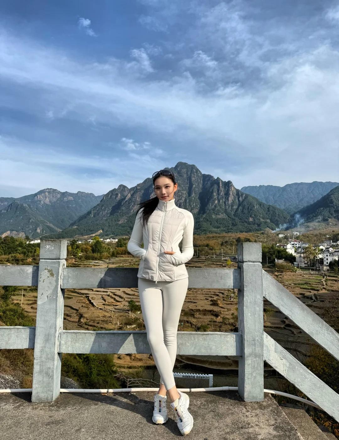 追一场具像化的秋🍂
我总觉得 秋天是一个需要被“捕捉”的季节
它不像夏天那样热