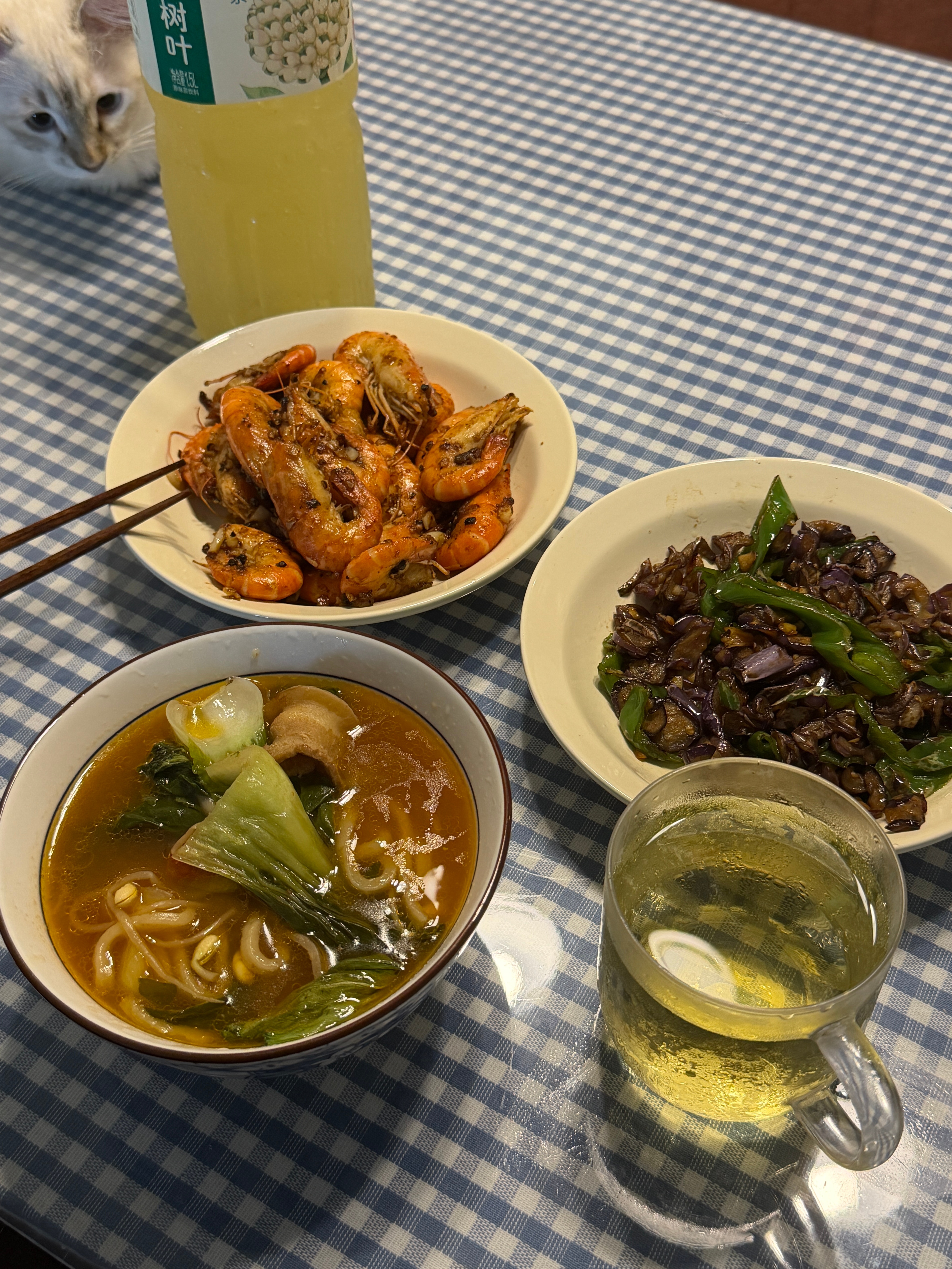 今日份奖励餐炝锅面➕黄油罗氏虾➕青椒炒茄子