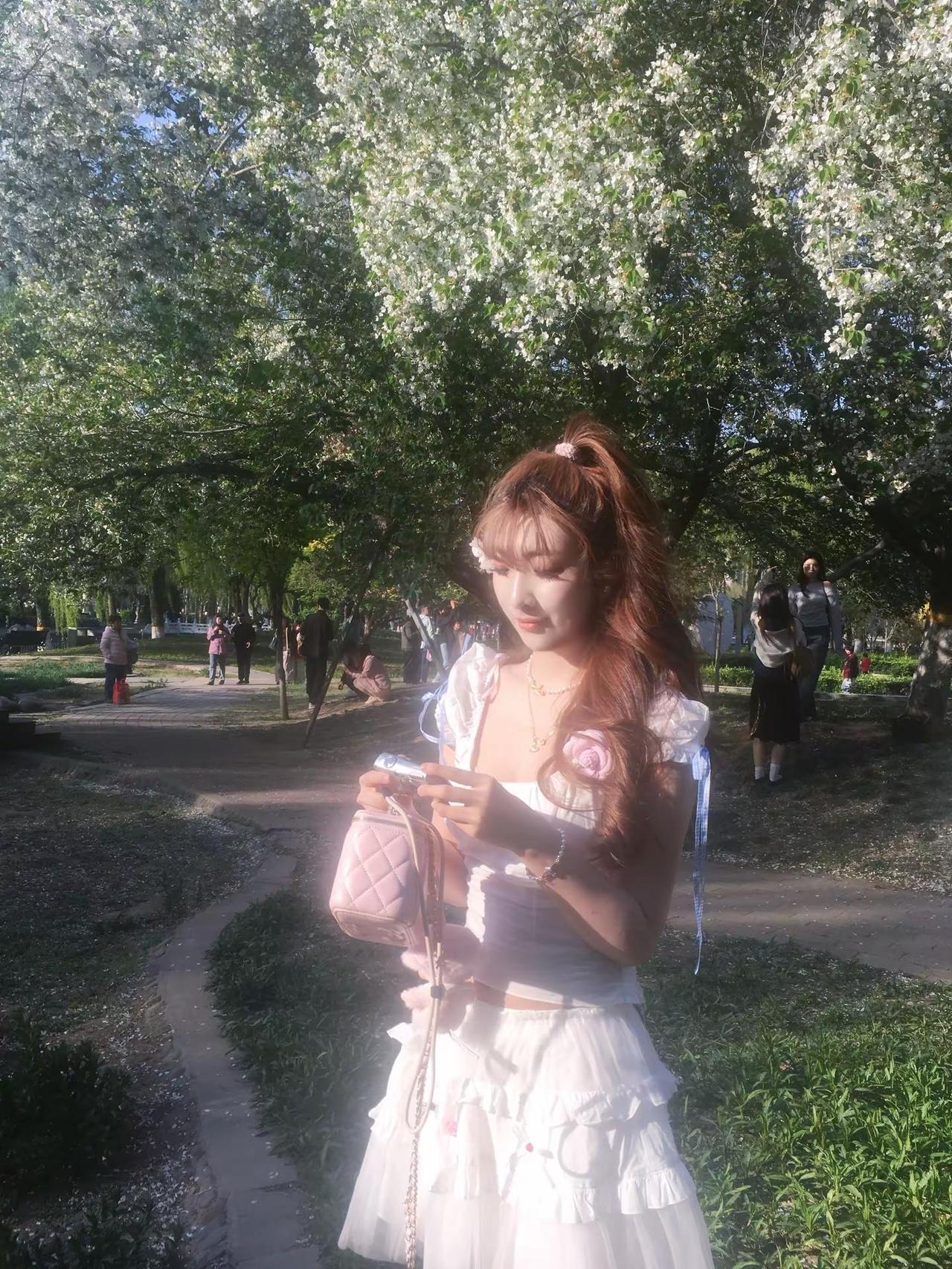 我看了好久她的照片 放大又缩小 原来你喜欢这样的女生