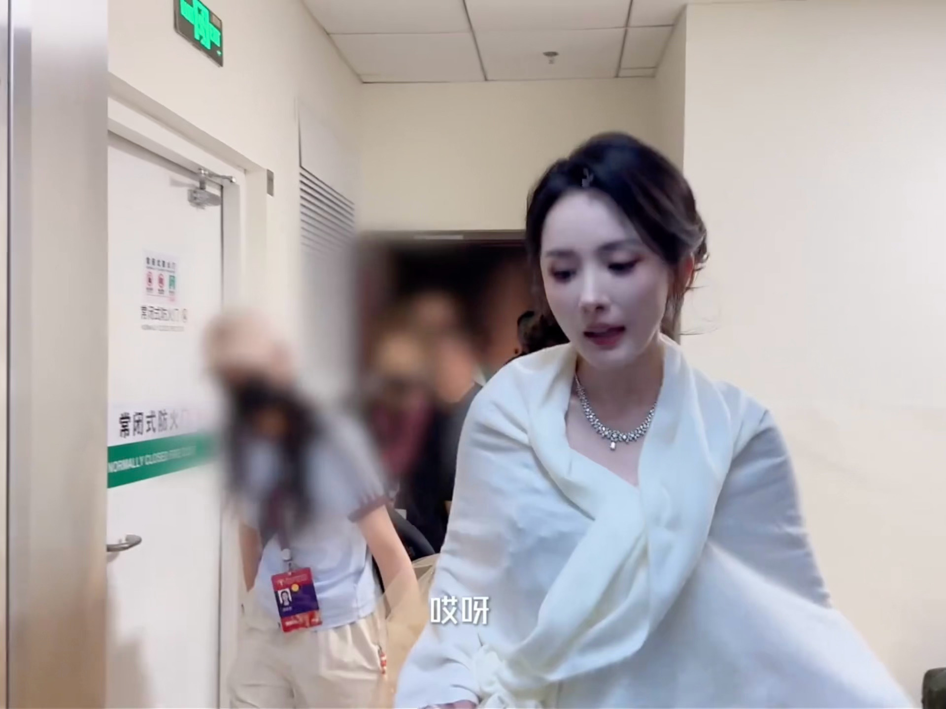 杨幂平地摔杨幂下回别再拍了姐姐这次没有摔但是姐姐撞进了蜜蜂心里