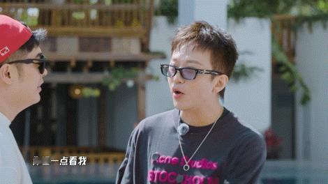 鹿晗提醒冰水面瘫哈哈哈哈哈被五哈这段兄弟日常逗乐了，邓超执着于同款妆容，早起冰敷