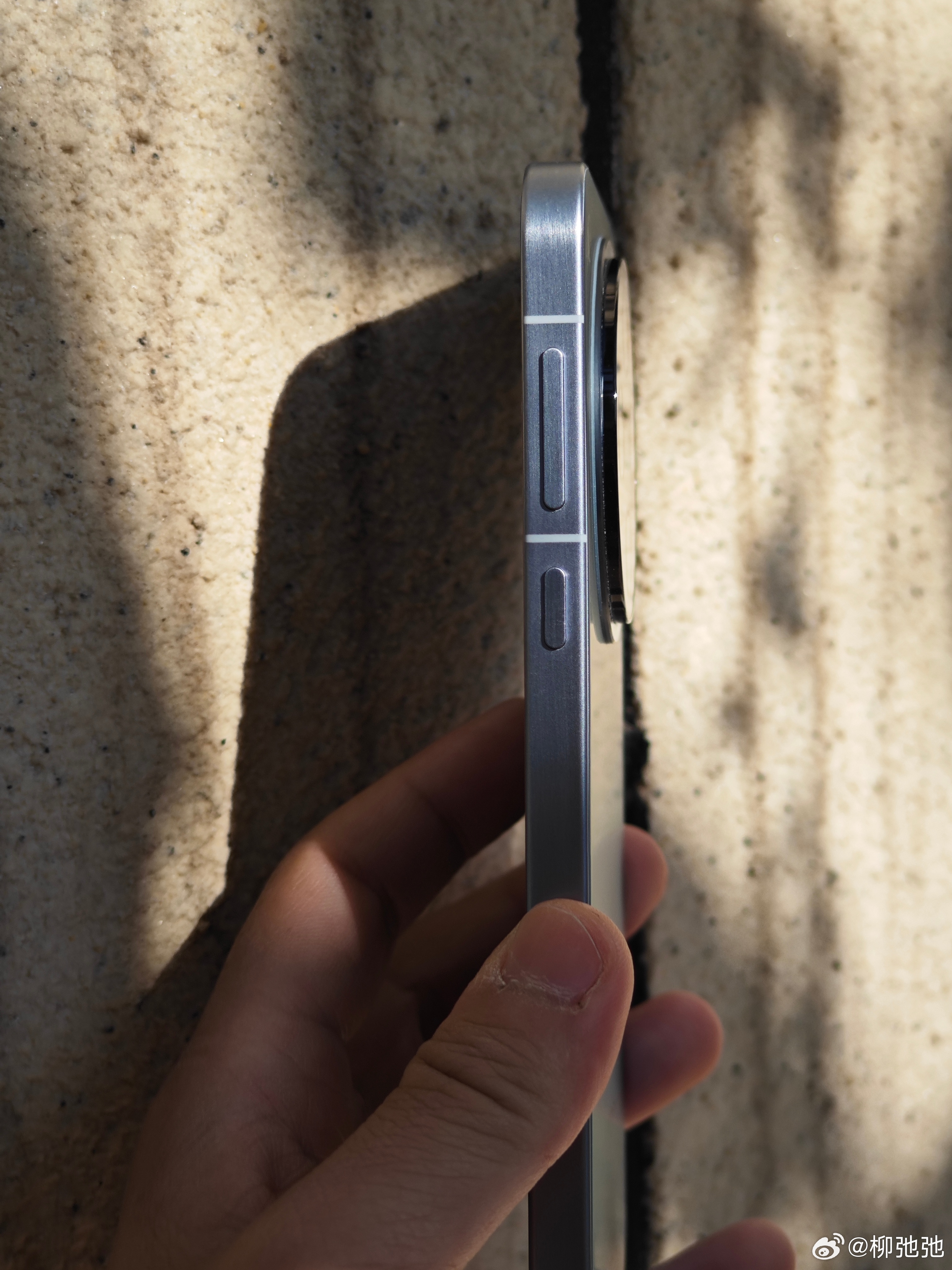 OPPO Find X8的设计单从外观看真的精致和轻薄，垂直的R角铝合金中框和磨