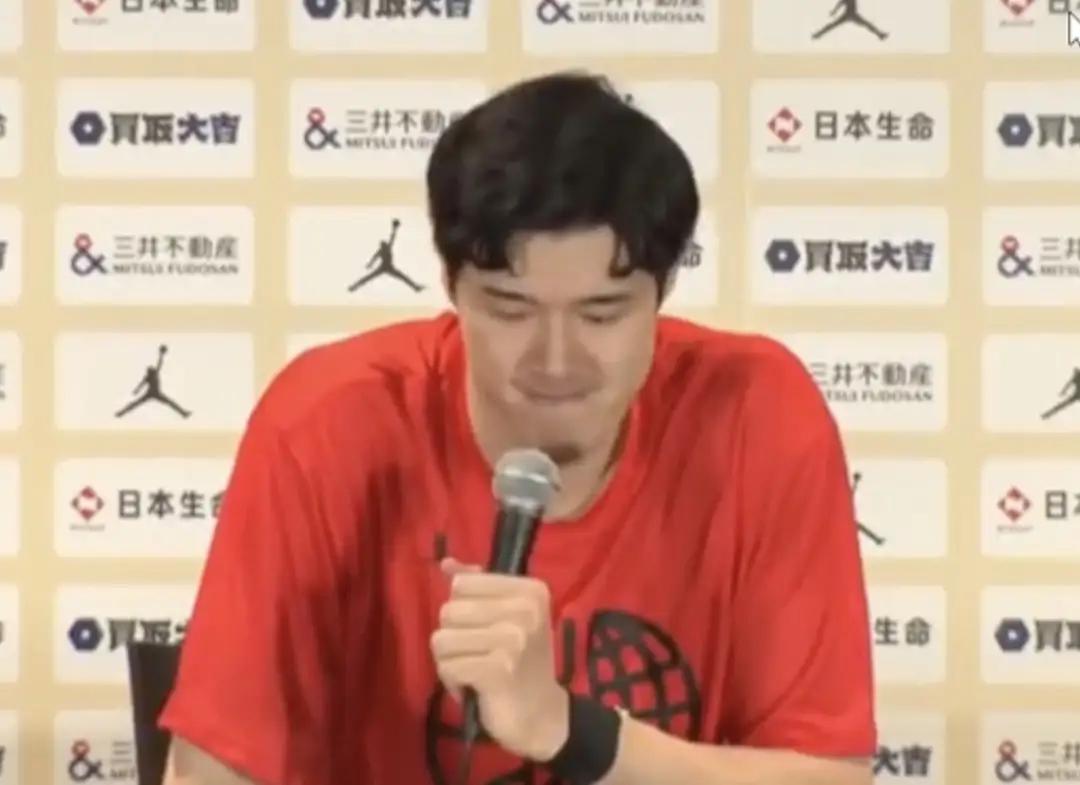 这个日本球星还是很有性格的。比赛开始之前是他先出来叫嚣的。要赢中国的了。比赛结束