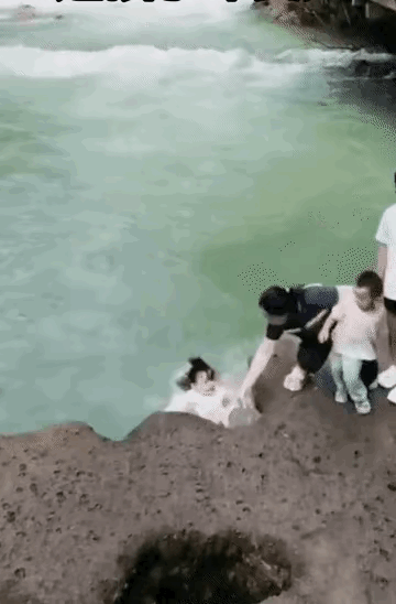 大人无知，差点白发人送黑发人

     现实生活中带上一家子出去游玩，散散心挺