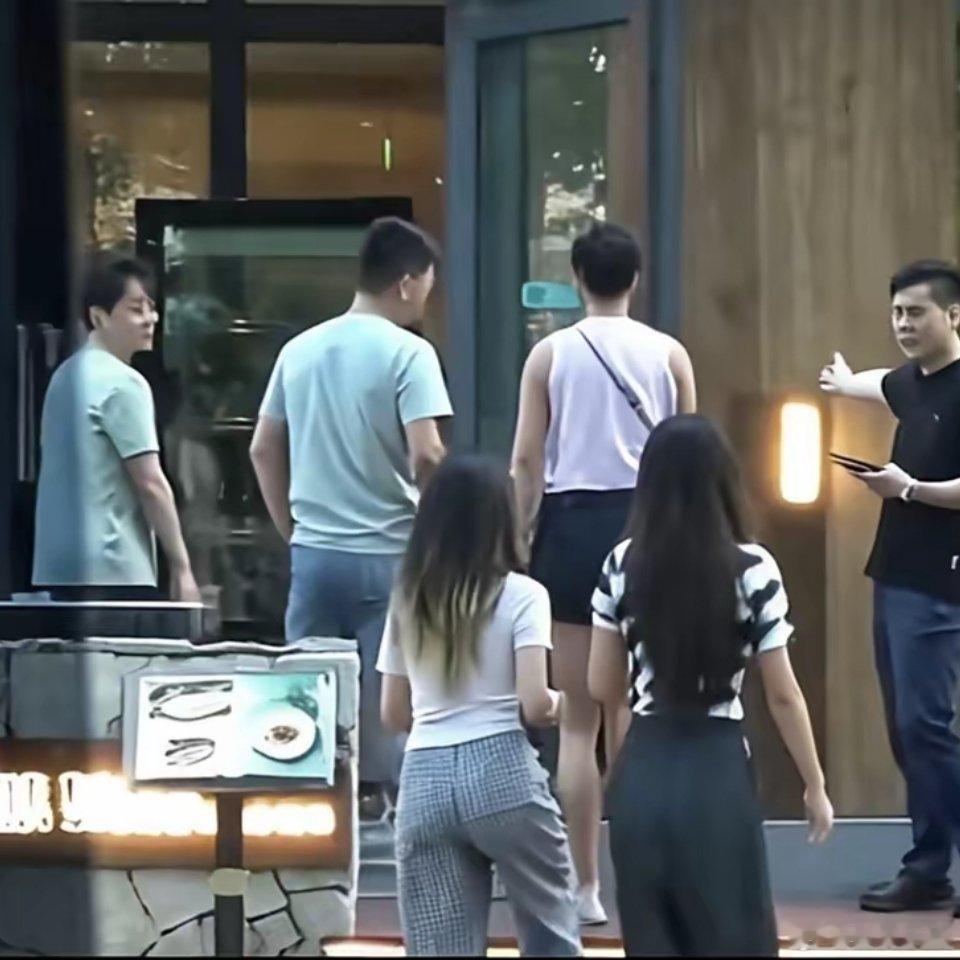 瞿颖和男友带女儿外出吃饭瞿颖媒体清迈偶遇瞿颖一家四口聚餐，素颜休闲毫无明星架子。