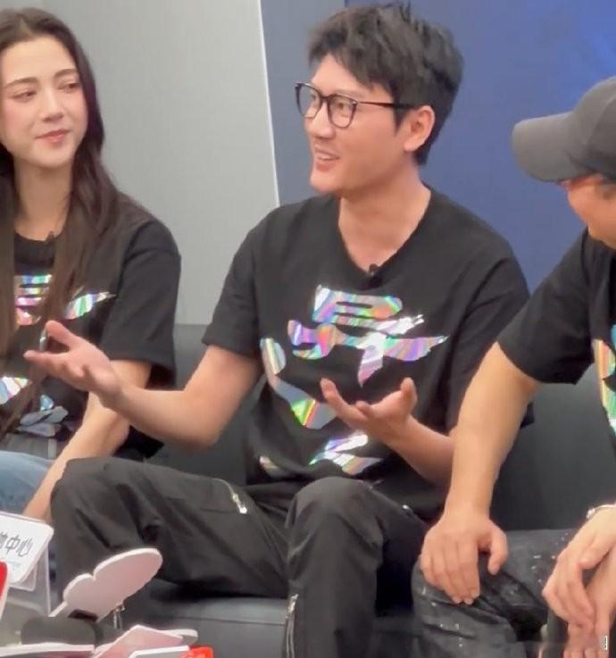 冯绍峰分享训练营体育课经历，蹲半小时马步展现超强体力，令人印象深刻。 ​​​