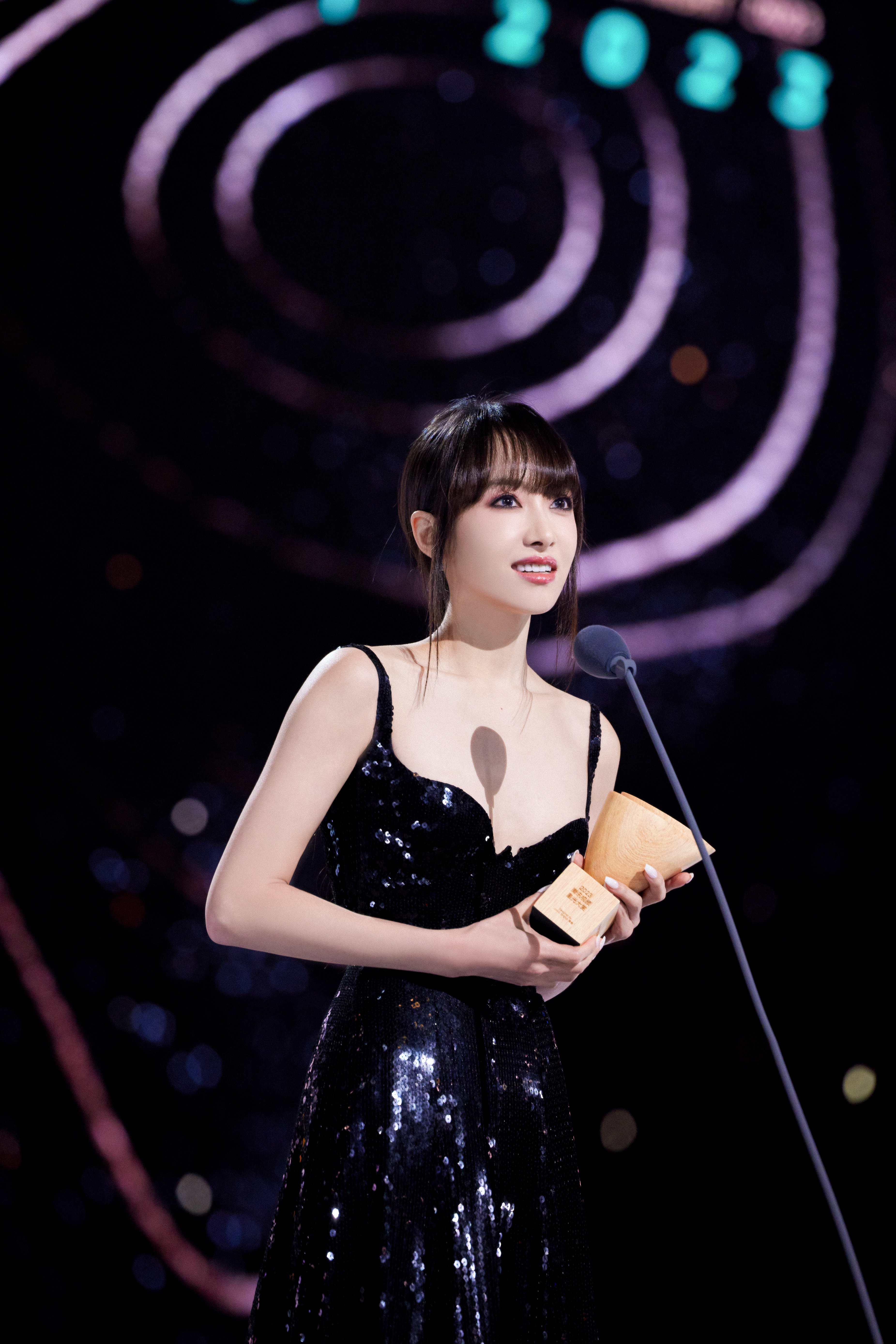 #宋茜[超话]# 恭喜Boss获“年度节目闪耀之星”荣誉，于不同角度体味社交脉络