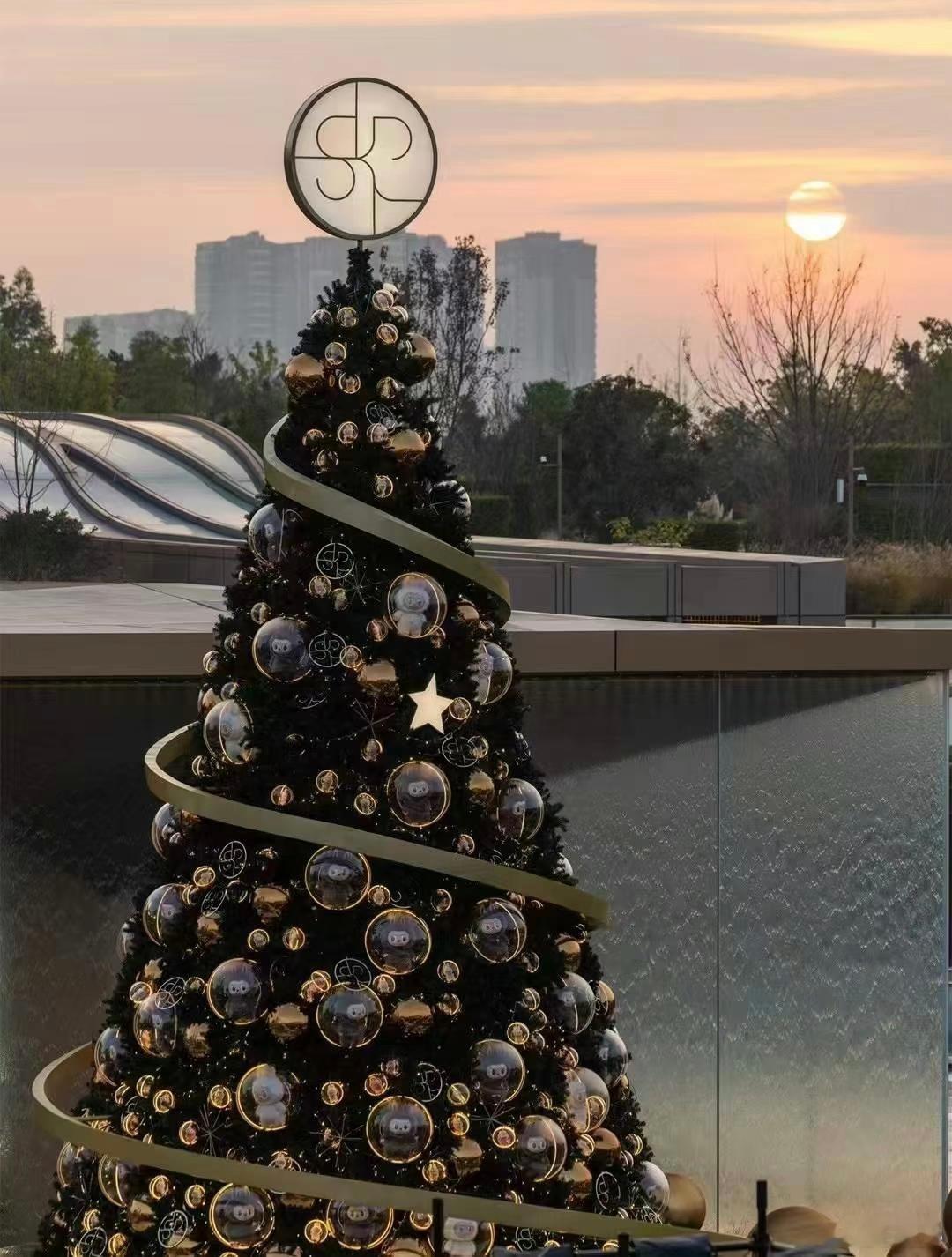 成都圣诞树 成都也有很多正常的圣诞树🎄[赢牛奶][笑而不语][笑而不语]，听说