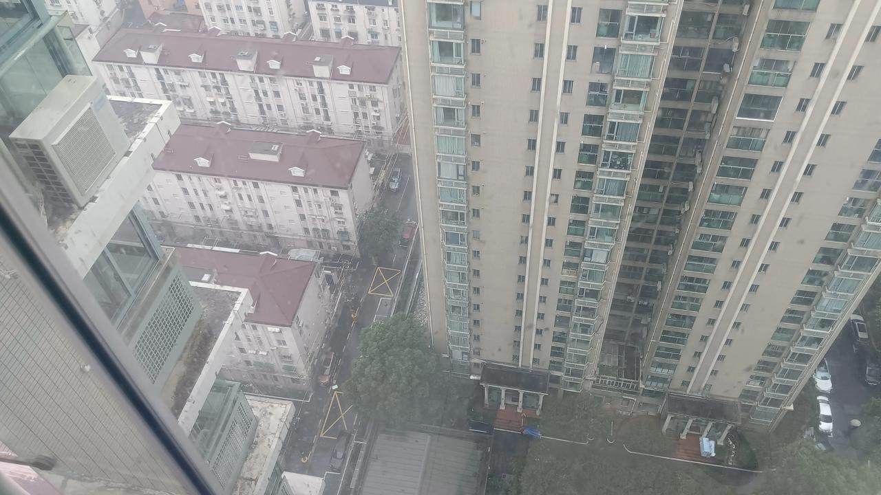 #记录我的2024# 
受台风康妮影响
上海市区有大风大雨
马上还要去布展
家里