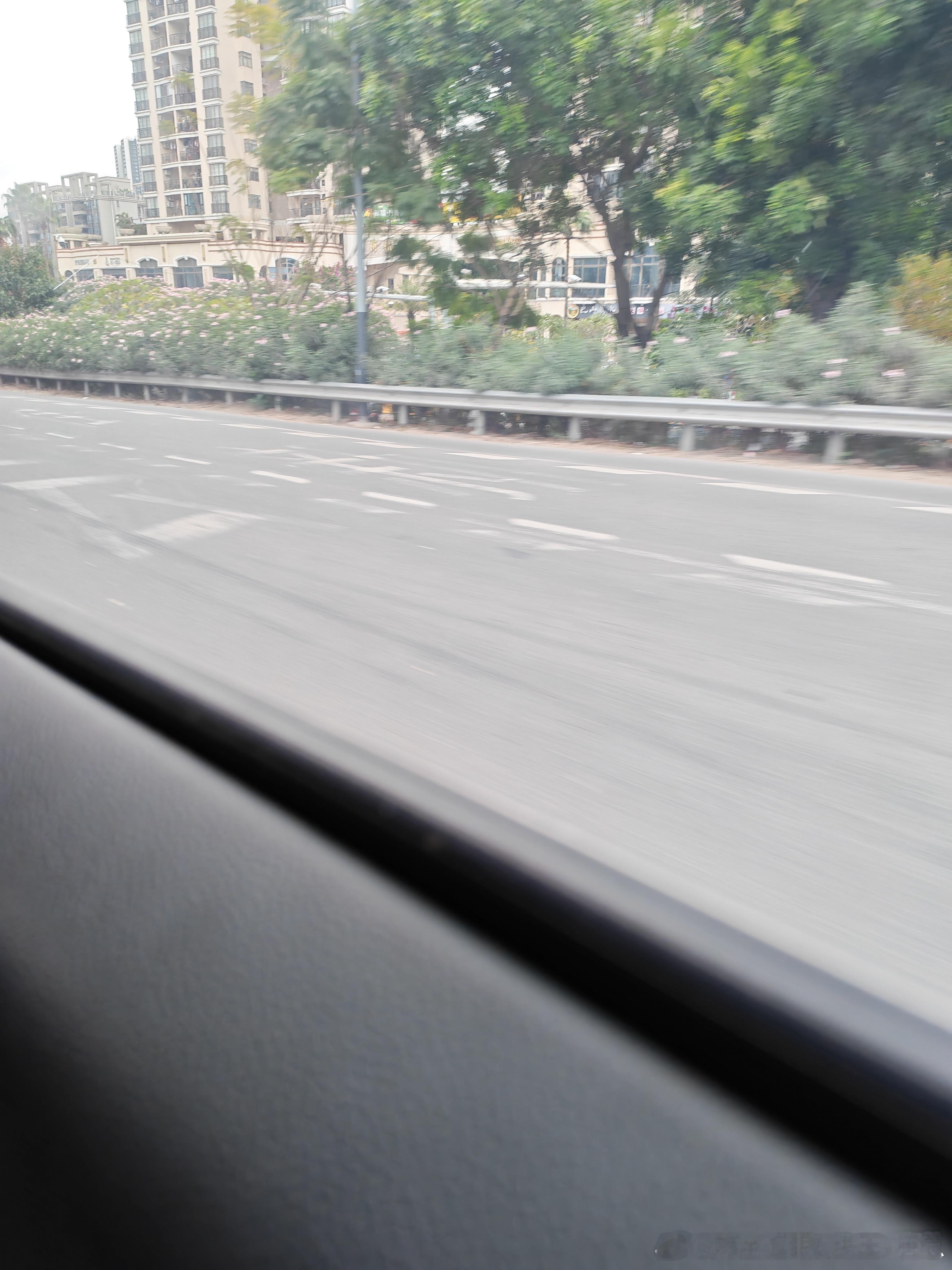 老唐听说老妈心脏不太舒服，赶紧约好了号。这边医院停车有些麻烦，索性直接打车带她过