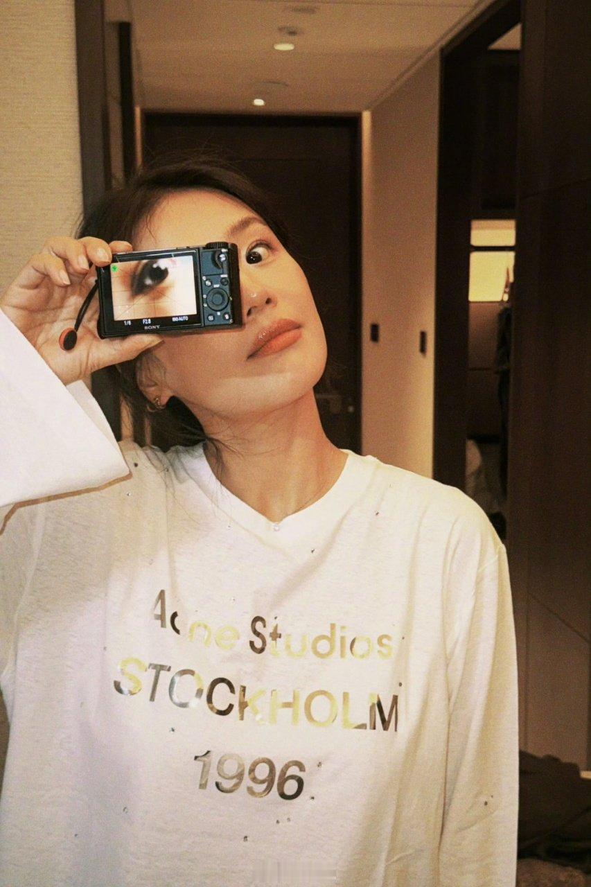 马思纯搞怪九连拍马思纯vogue盛典出发花絮 美成啥了马思纯！为何如此呆萌~ ​