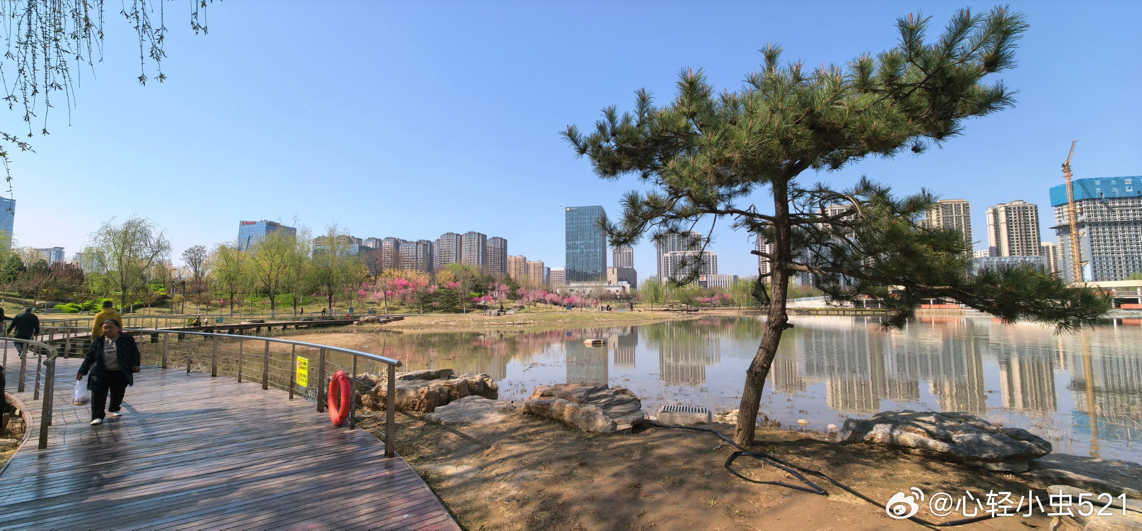 此刻，迎着阳光慢慢走太原龙城公园 