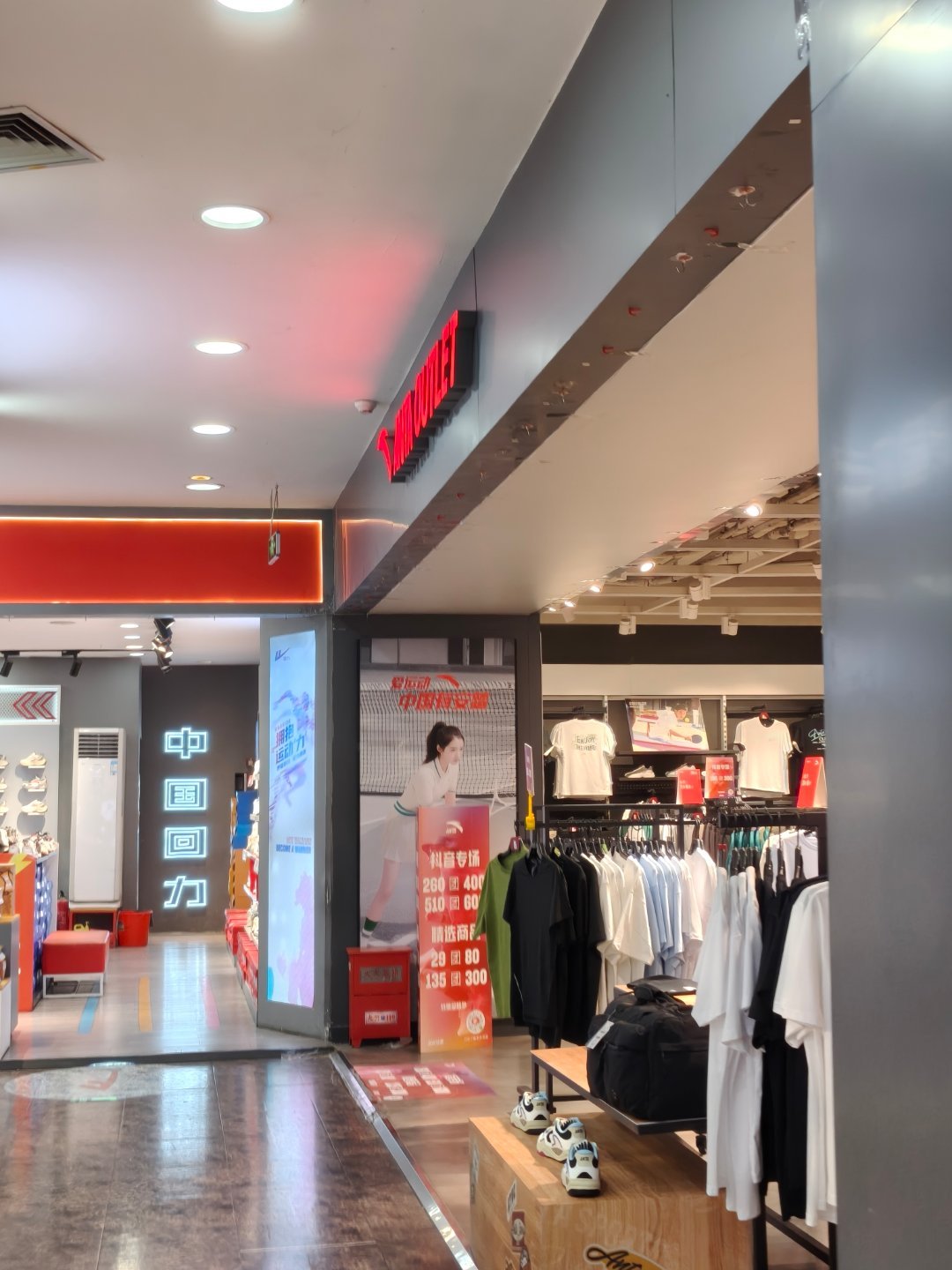 大老远看见这件衣服就认出来了完全不需要看脸