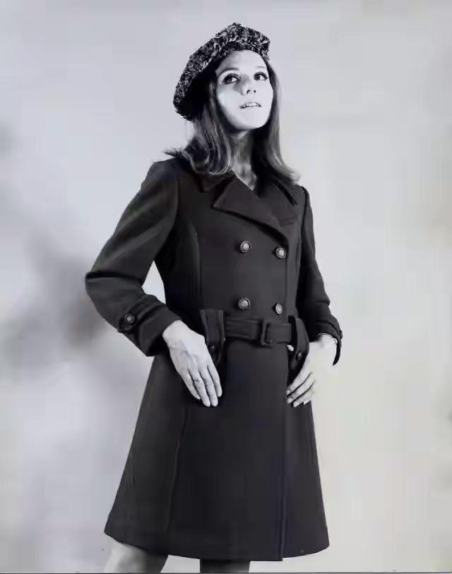 马斯克的母亲，不同时期美得不一样，但自信笑容是一样的。