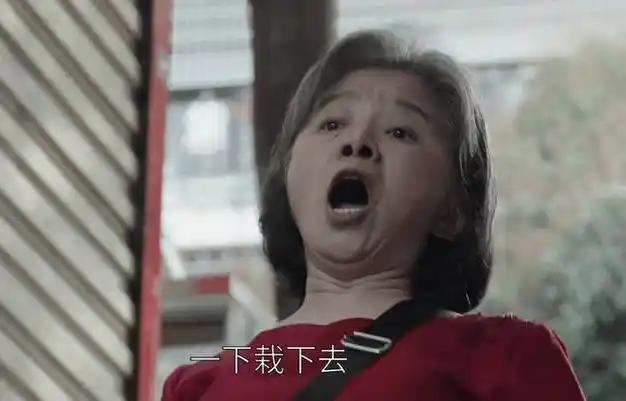 《迷墙》里，老演员迟蓬饰演文一彤妈妈，操着一口四川话。

其实迟蓬是山东烟台人，