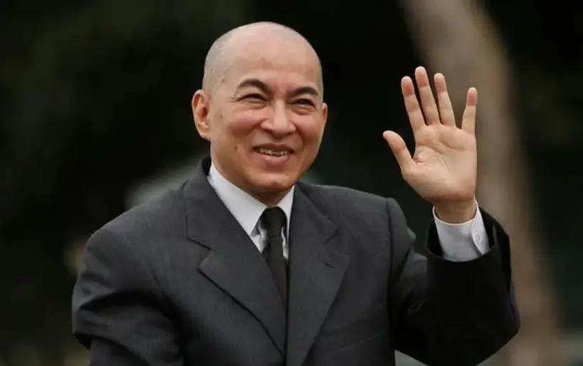 西哈莫尼国王的身体亮出了红灯！
72岁的一国之君，武装力量统帅，突然说身体撑不住