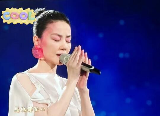 春晚王菲含泪双手合十：父母哥哥早已离世