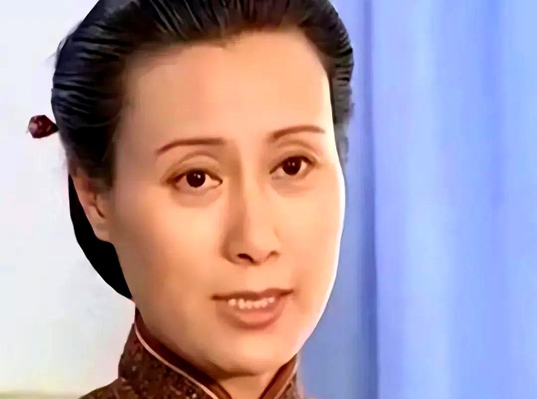 傅文佩手里那二十块大洋，是依萍的命。
 
她转手就塞给李副官，说“人家更苦”。