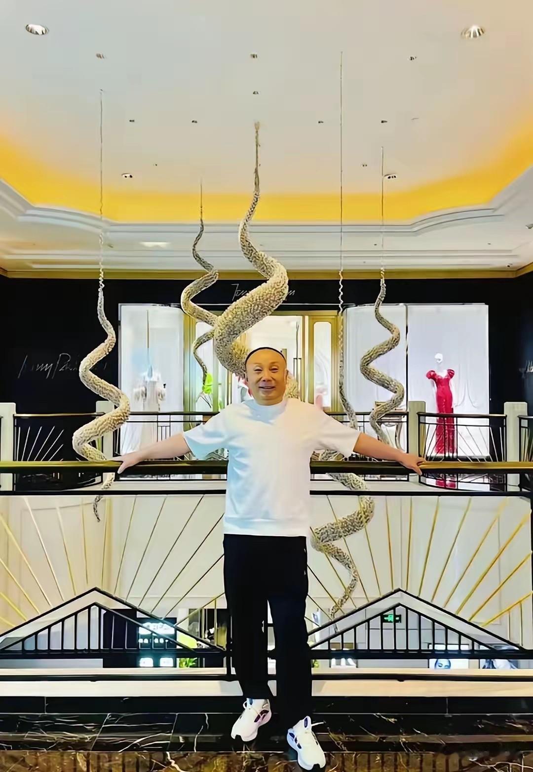 看到严总最后那条朋友圈，
我愣了很久。
他说：“我对不起所有人，但我真的撑不住了