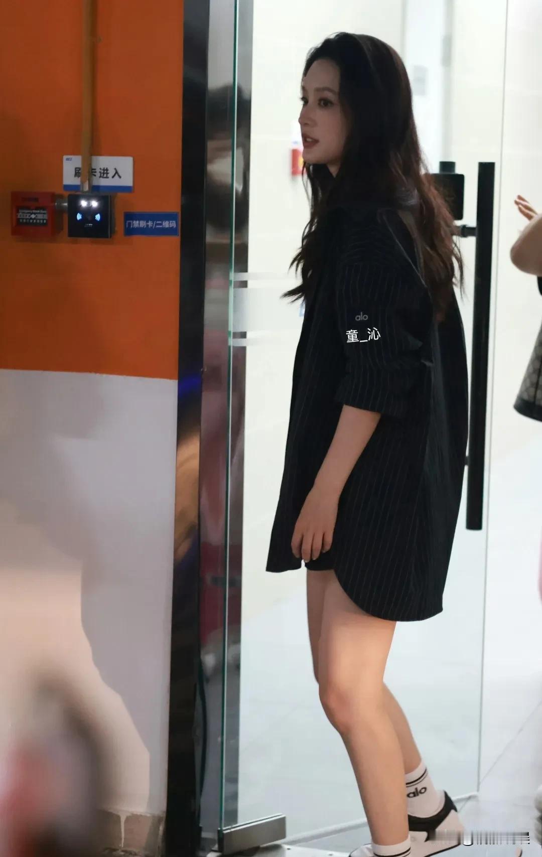 我发现，圈里凡是低调不炒作的女明星，哪怕演技再好，都很难大红！
李沁参加综艺，黑