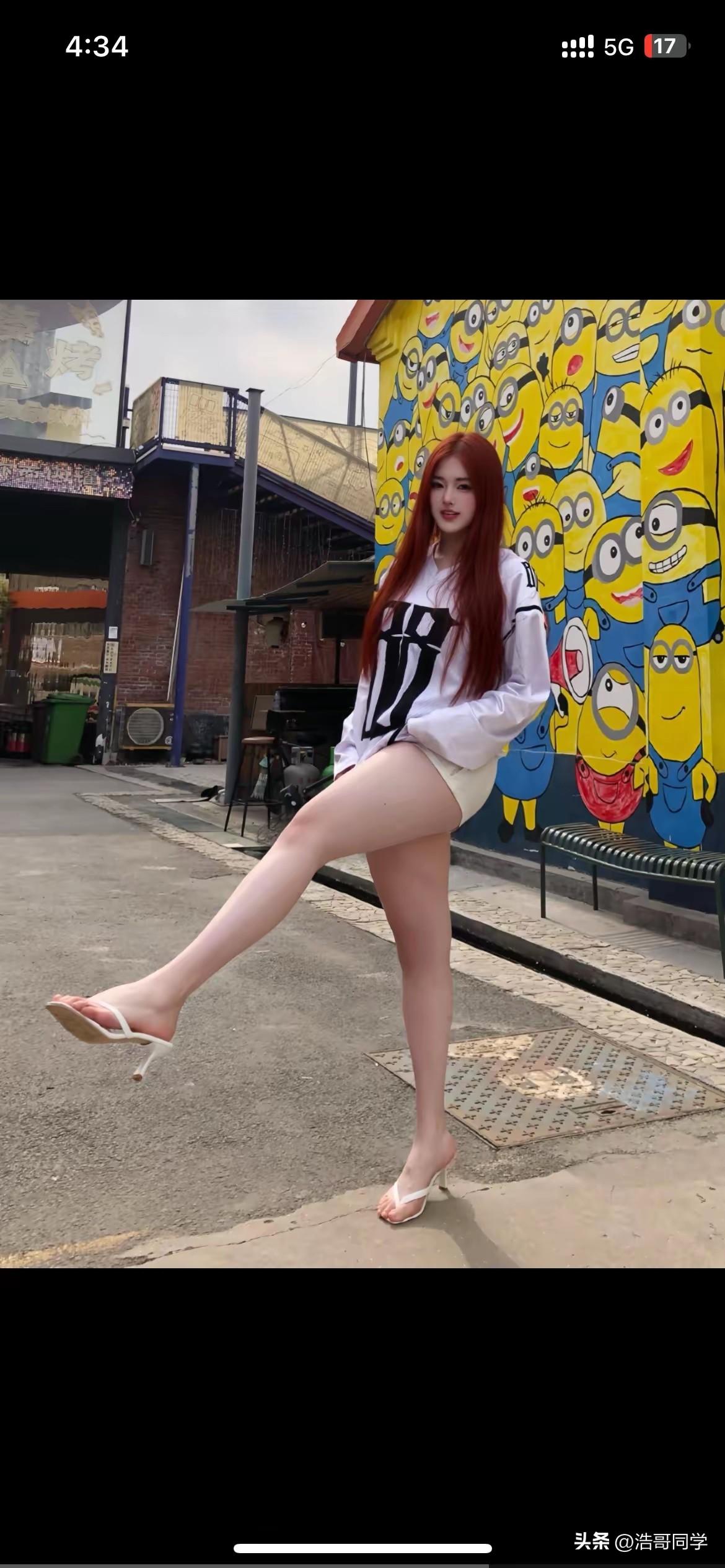 那么，问题来了！
小姐姐的后面有多少只小黄人？