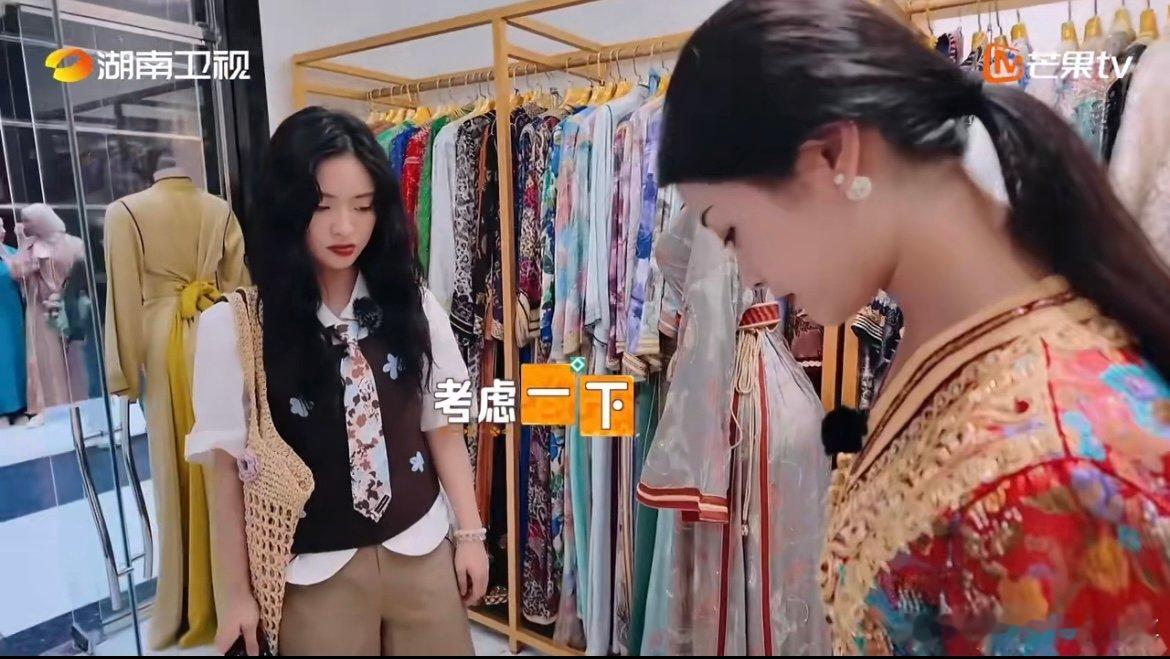 沈月一招治好选择困难症中餐厅名场面 选摩洛哥礼服时新娘们反复纠结，沈月及时支招拍
