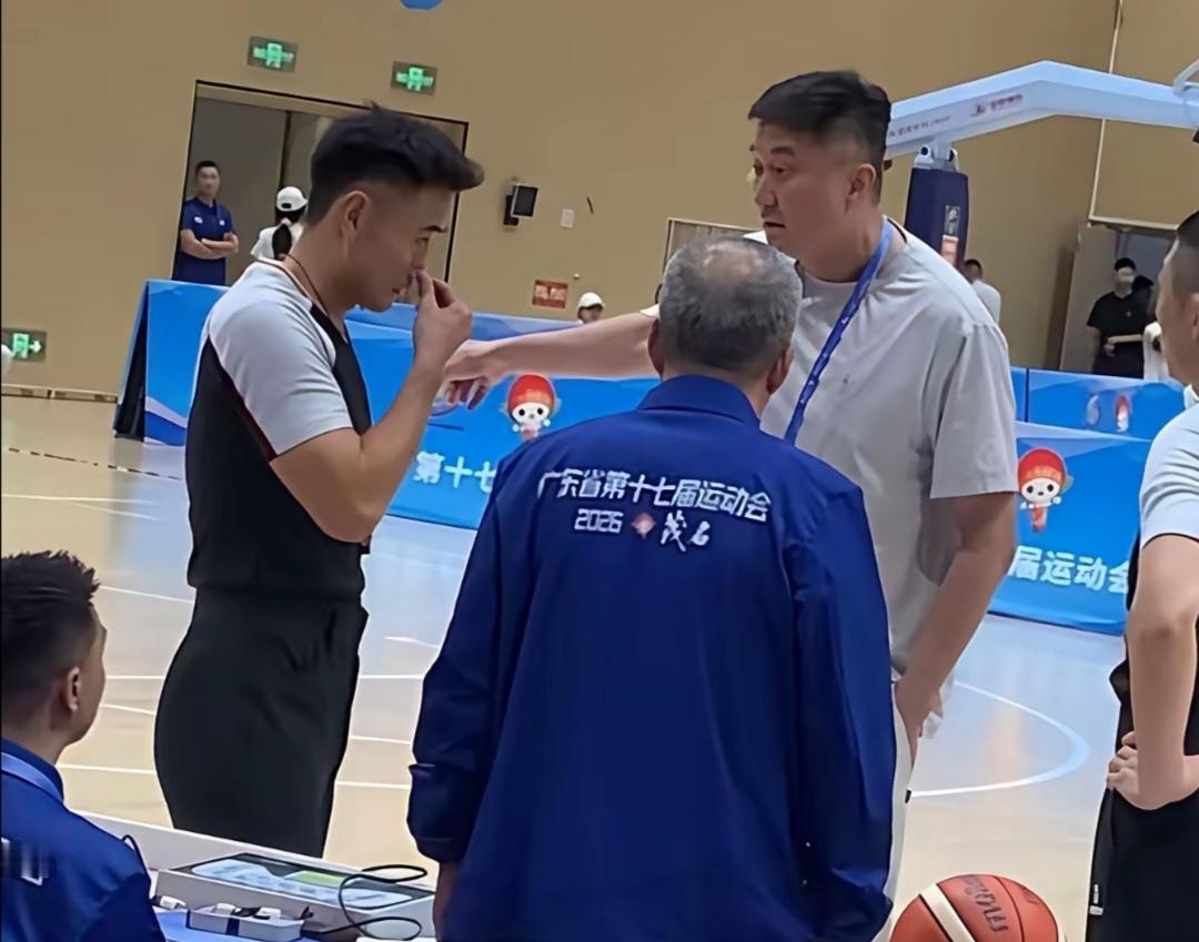 厘清身份定位，杜锋发言为履行篮协工作职责
 
不少网友针对杜锋在岚皋村BA赛场的