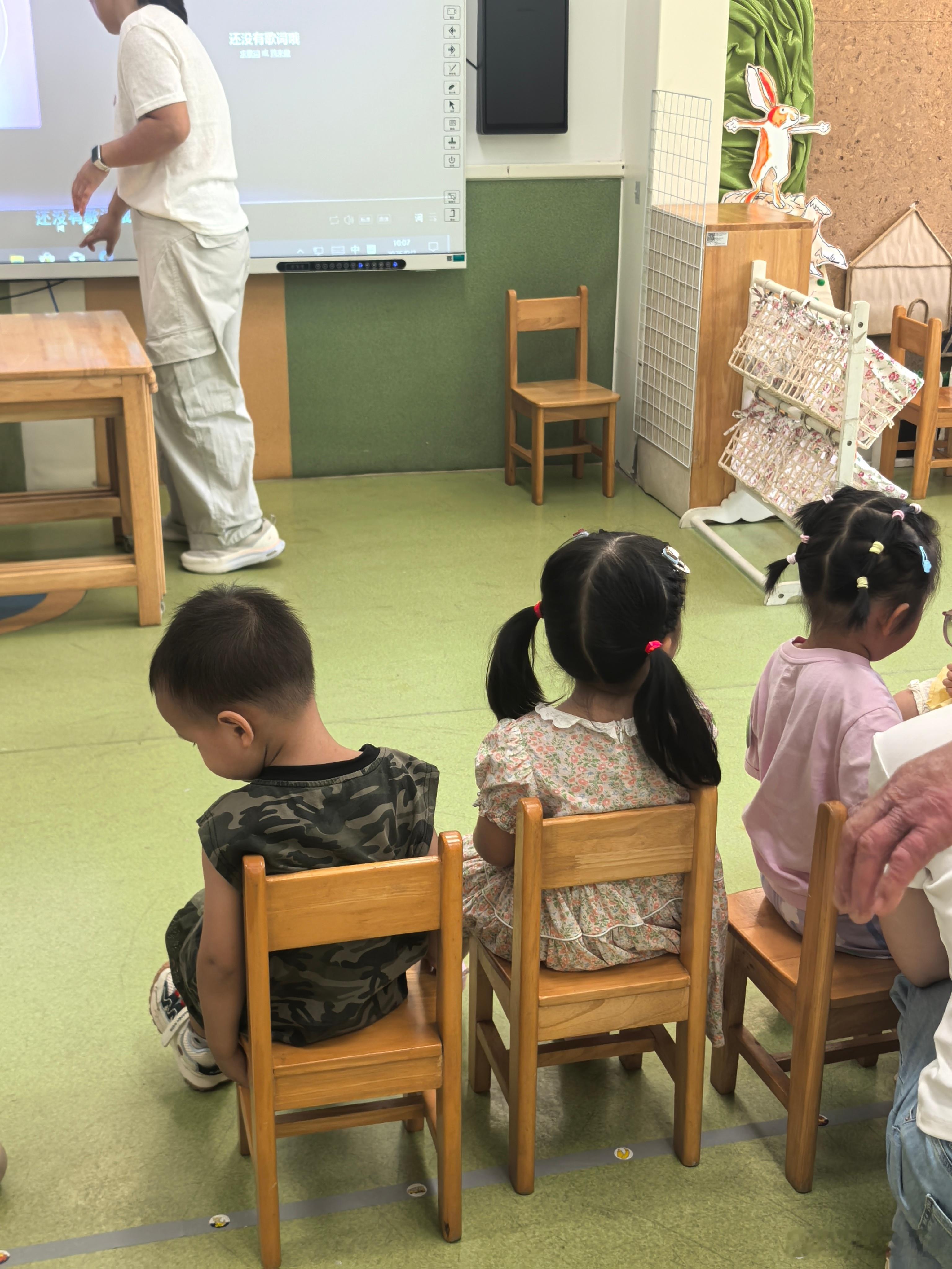 第一天家长陪同体验入园回来了，适应的稀烂[允悲]老师直接跟我们说她防备心很强，明