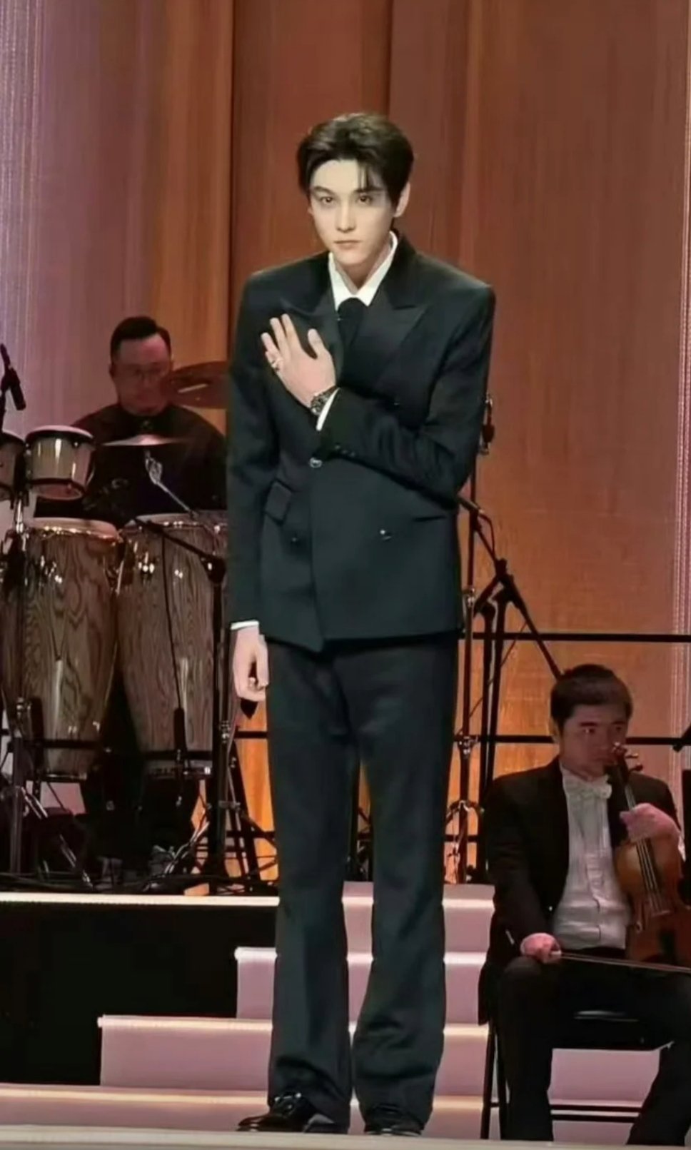 田栩宁站姐出图田栩宁站姐 我靠这身材比例，薄底皮鞋永远的神! 