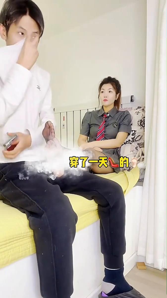 穿了一天的。
这屋现在怎么这么冷？有点冻脸。