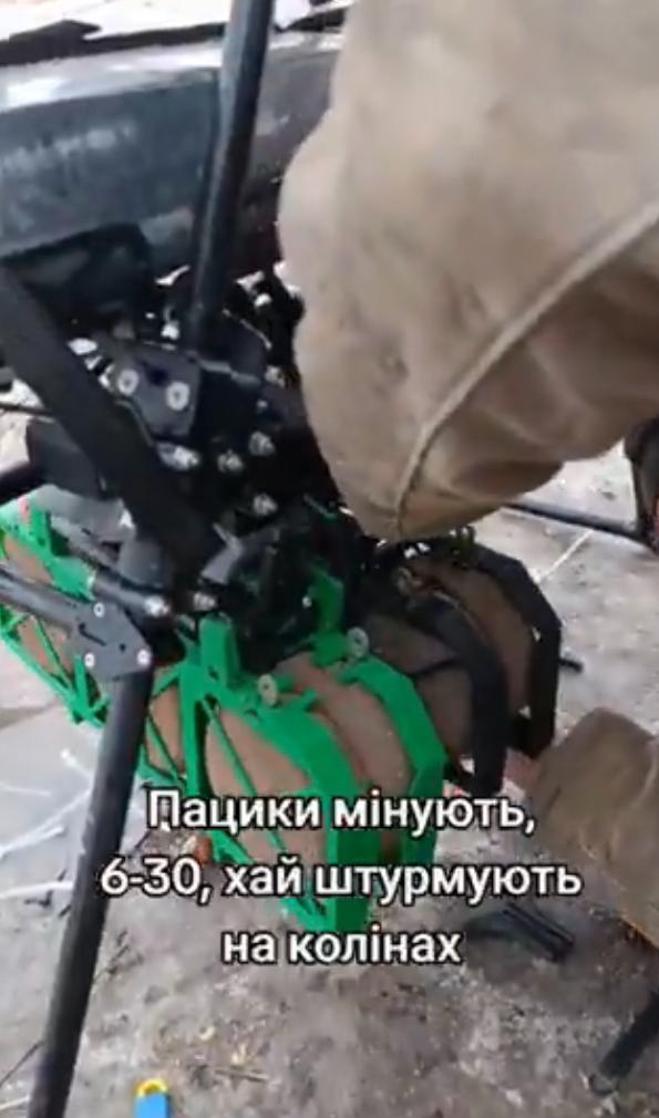 装有六枚乌克兰3D打印地雷（名为“椒盐卷饼”）的盒式装置被固定在一架名为“吸血鬼