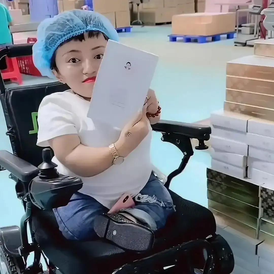 李喜梅在抖音发视频宣布离婚，把离婚证举到镜头前，说和前夫好聚好散。

她身高八十