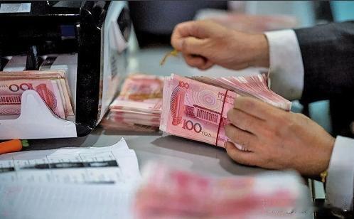 广东广州，一夫妻存折里少了32000元，不认可银行提供的取款凭证，认为被银行工作