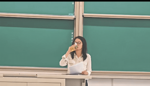 我明白了，王虹是在告诉我们喝XX树叶时瓶盖不要全部拧下来，这样研究数学思路会更清